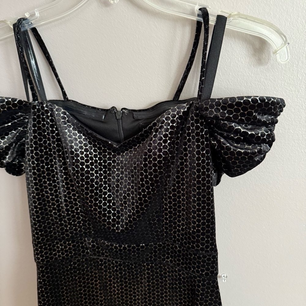 Laundry By Shelli Segal Black Velvet Off the Shoulder Sheath Dress Size 0 - Picture 4 of 10